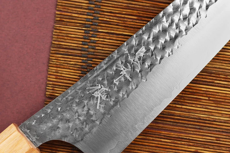 Couteau de chef japonais artisanal martelé Yu Kurosaki senko 21cm acier SG2