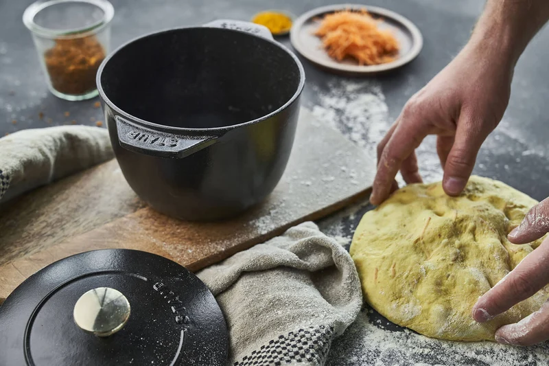 Cocotte à riz et légumineuses Staub Gohan en fonte émaillée noir mat