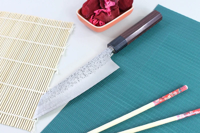 Couteau bunka japonais artisanal martelé Yu Kurosaki Shizuku 17cm acier SG2
