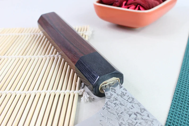 Couteau bunka japonais artisanal martelé Yu Kurosaki Shizuku 17cm acier SG2
