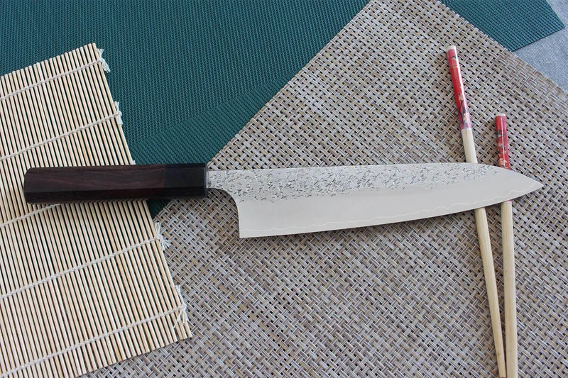 Couteau de chef japonais artisanal martelé Yu Kurosaki Shizuku 21cm acier SG2