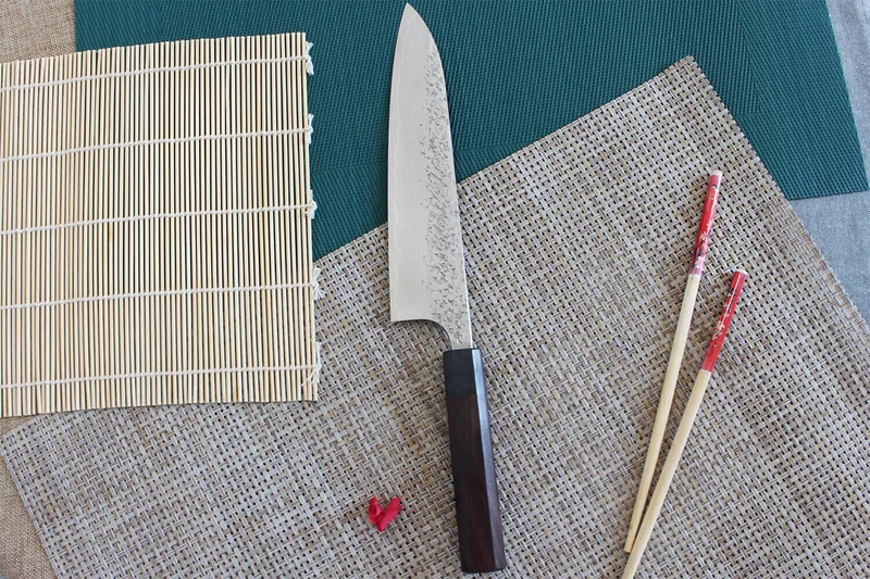 Couteau de chef japonais artisanal martelé Yu Kurosaki Shizuku 21cm acier SG2