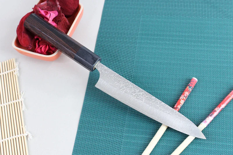Couteau universel japonais artisanal martelé Yu Kurosaki Shizuku 15cm acier SG2