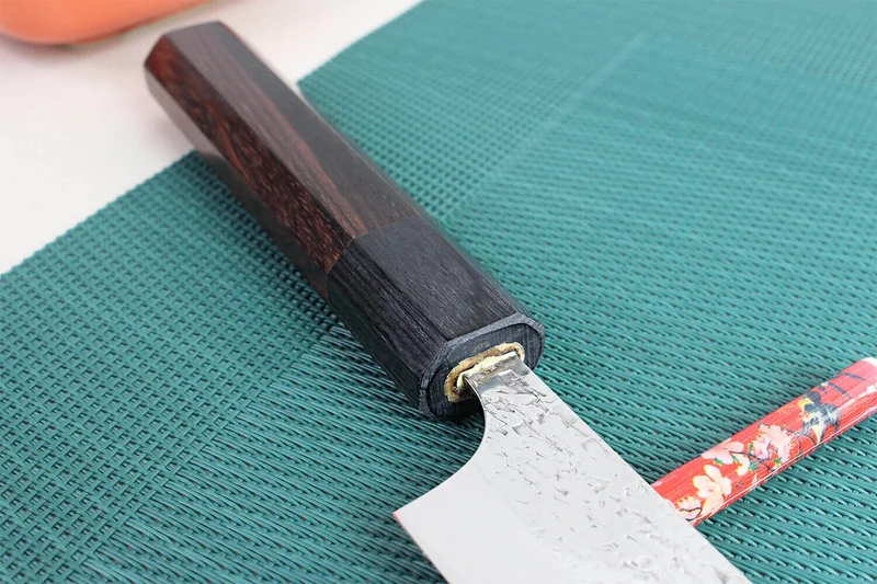 Couteau universel japonais artisanal martelé Yu Kurosaki Shizuku 15cm acier SG2