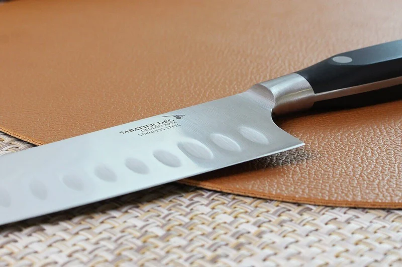 Couteau santoku Idéal Sabatier DEG lame alvéolée 17cm