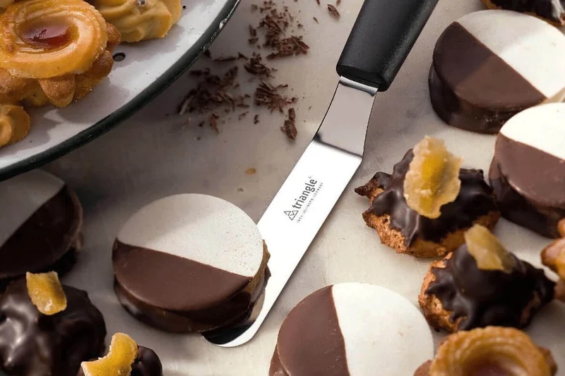 Spatule de pâtissier coudée Triangle professionnelle manche en green grip