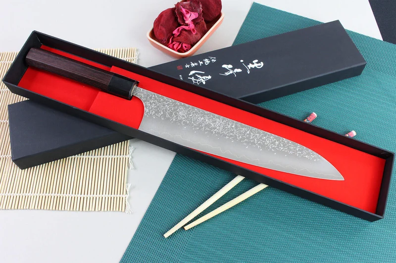 Couteau de chef japonais artisanal martelé Yu Kurosaki Shizuku 24cm acier SG2
