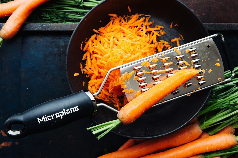 Râpe Microplane Gourmet spéciale carottes manche noir