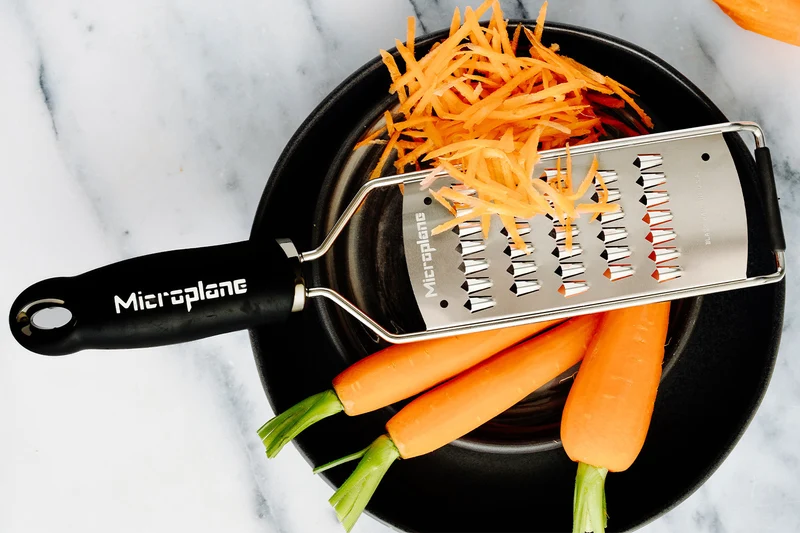 Râpe Microplane Gourmet spéciale carottes manche noir