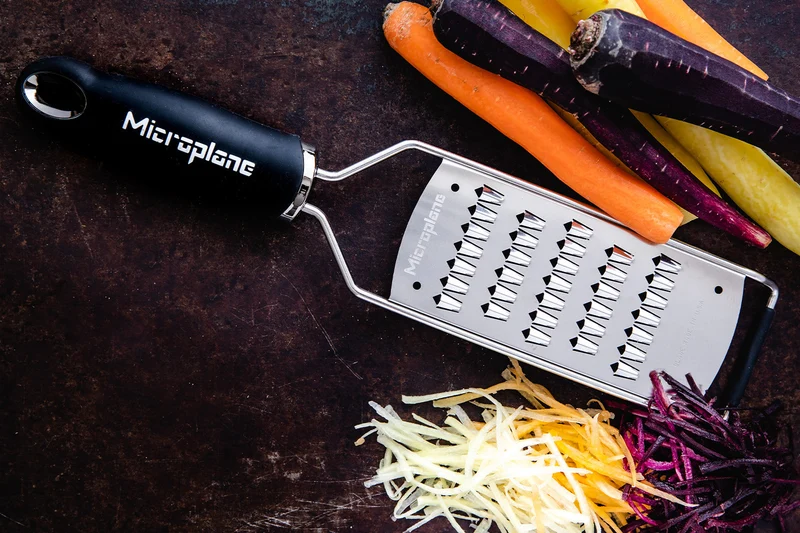 Râpe Microplane Gourmet spéciale carottes manche noir