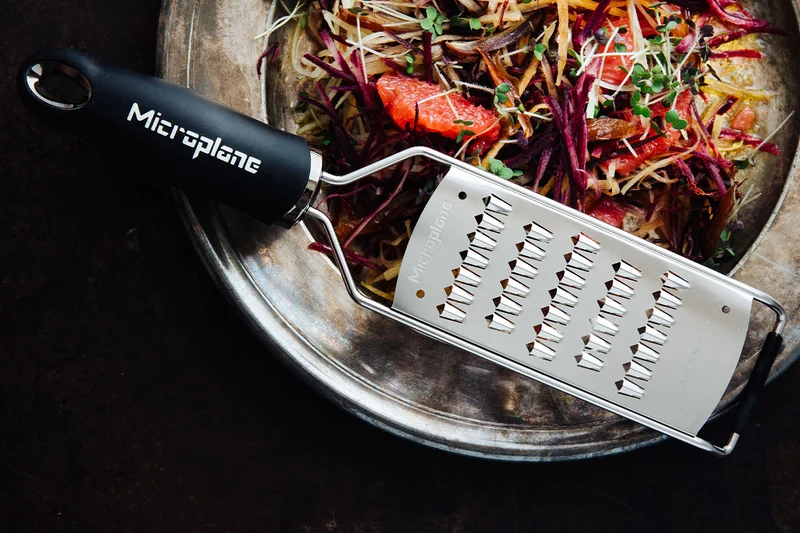 Râpe Microplane Gourmet spéciale carottes manche noir