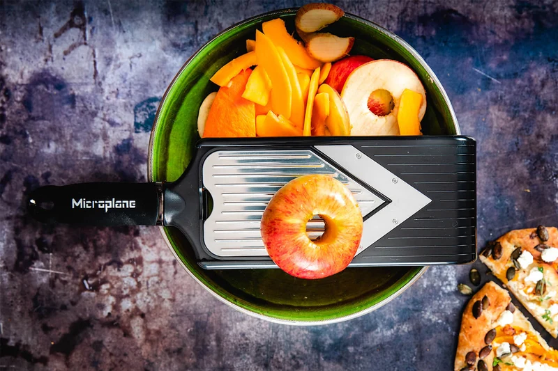 Mandoline Microplane en V double fonctions avec protège doigts