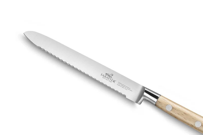 Couteau universel forgé Sabatier Brocéliande dentelé 12cm manche hêtre