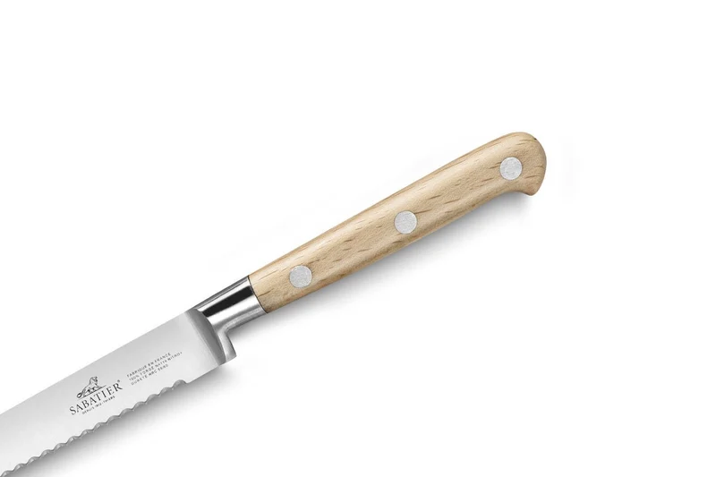 Couteau universel forgé Sabatier Brocéliande dentelé 12cm manche hêtre