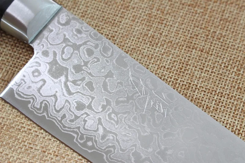 Couteau de chef japonais Tsunehisa VG10 Damascus 45 couches 18cm