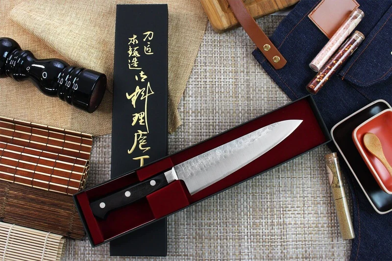 Couteau de chef japonais artisanal Takamura VG10 Tsuchime 18cm