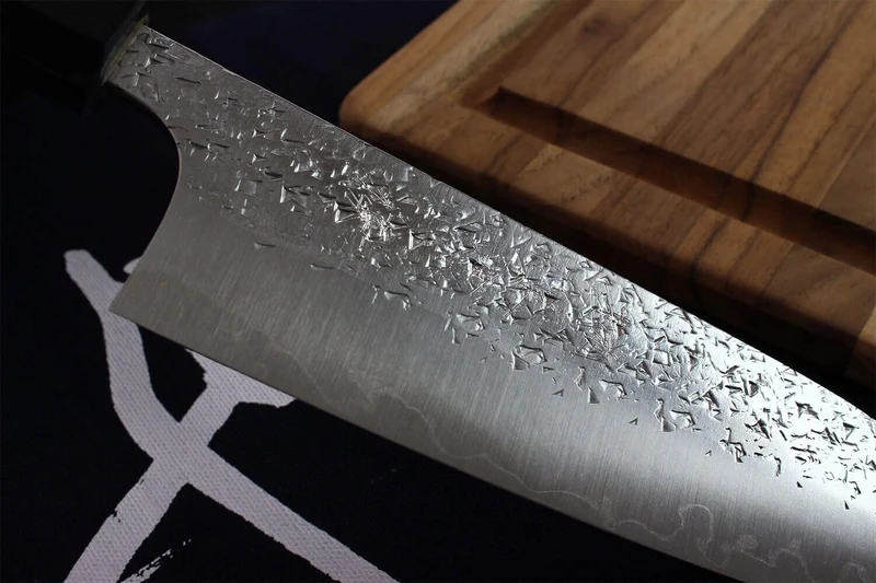 Couteau santoku japonais artisanal martelé Yu Kurosaki Shizuku 16.5cm acier SG2