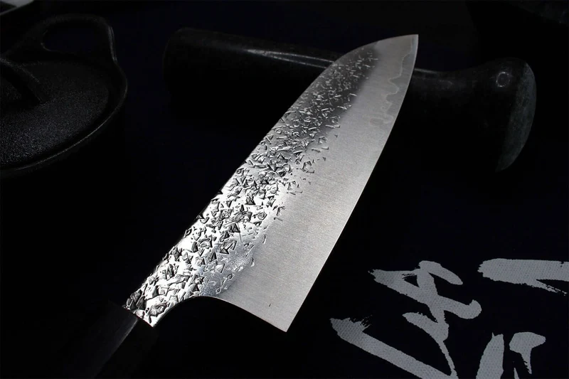 Couteau santoku japonais artisanal martelé Yu Kurosaki Shizuku 16.5cm acier SG2