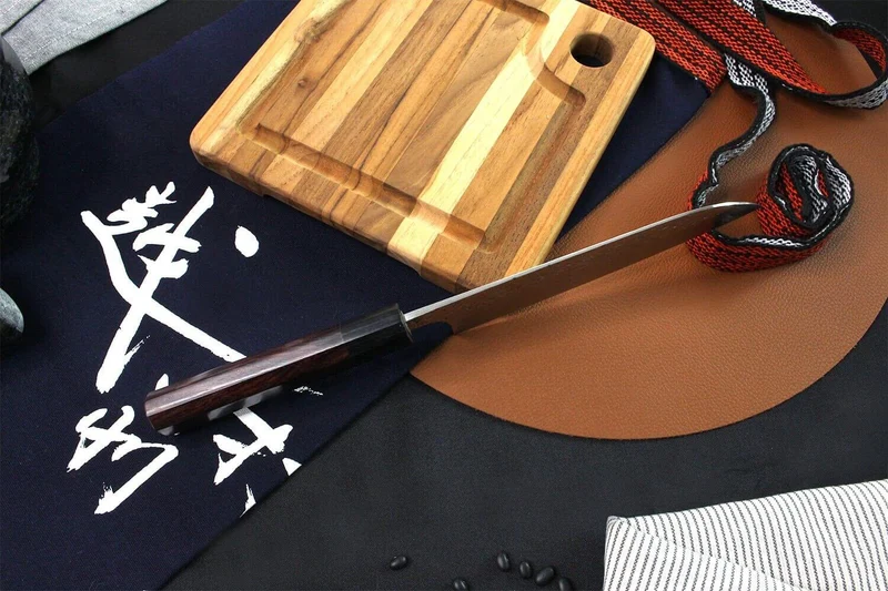 Couteau santoku japonais artisanal martelé Yu Kurosaki Shizuku 16.5cm acier SG2