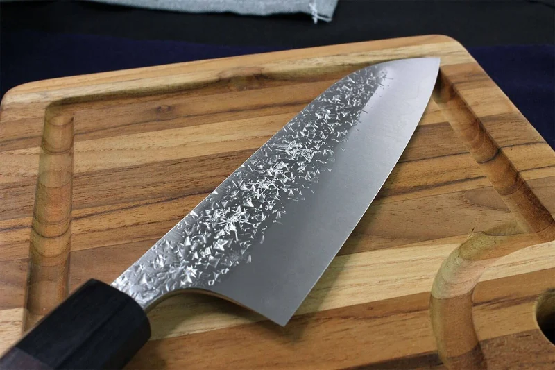 Couteau santoku japonais artisanal martelé Yu Kurosaki Shizuku 16.5cm acier SG2