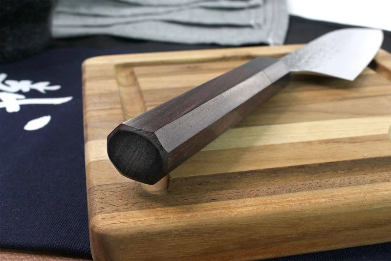 Couteau santoku japonais artisanal martelé Yu Kurosaki Shizuku 16.5cm acier SG2