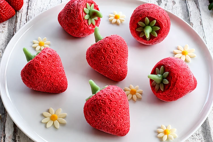 Moule pâtissier 5 fraises 3D Silikomart en silicone blanc
