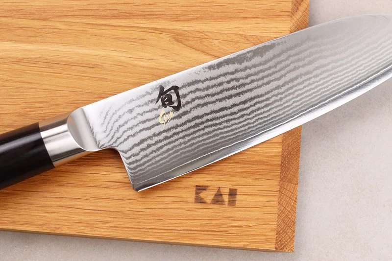 Coffret 1 couteau santoku Kai Shun Classic 18cm + 1 planche en bois KAI offerte