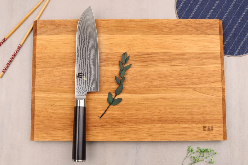 Coffret 1 couteau santoku Kai Shun Classic 18cm + 1 planche en bois KAI offerte