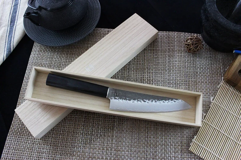 Couteau santoku japonais Shizu Hamono Yamato martelé 18cm manche sombre
