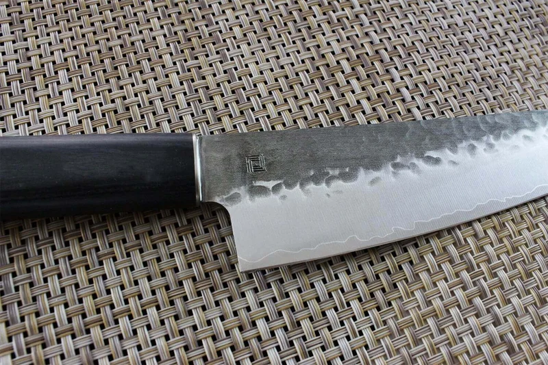 Couteau santoku japonais Shizu Hamono Yamato martelé 18cm manche sombre