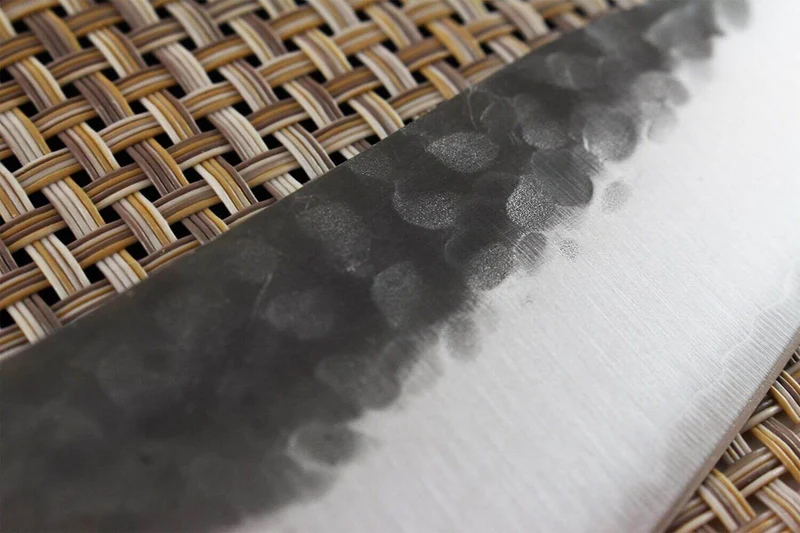 Couteau santoku japonais Shizu Hamono Yamato martelé 16cm manche sombre