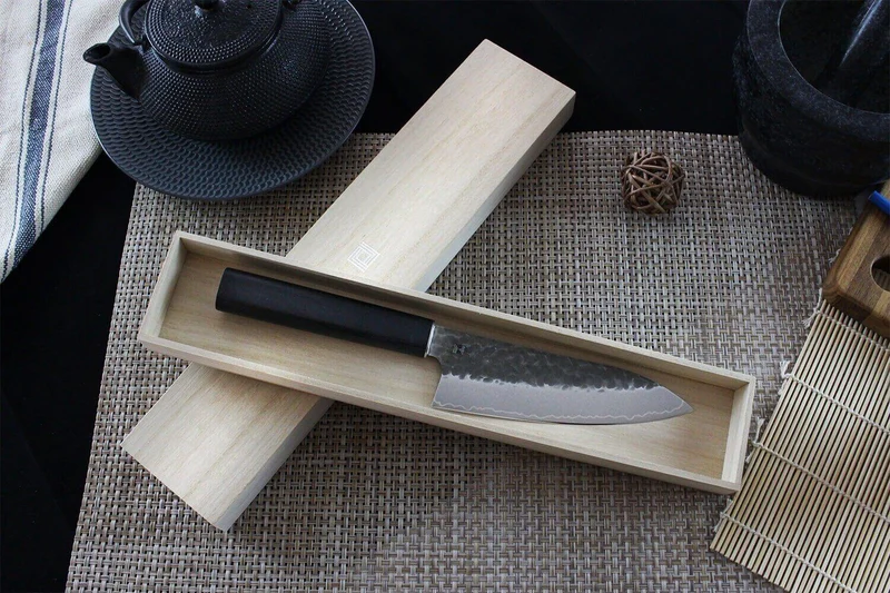 Couteau santoku japonais Shizu Hamono Yamato martelé 16cm manche sombre