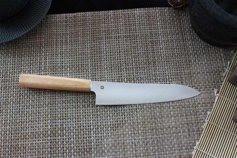 Couteau santoku japonais Shizu Hamono Yuri 18cm manche clair