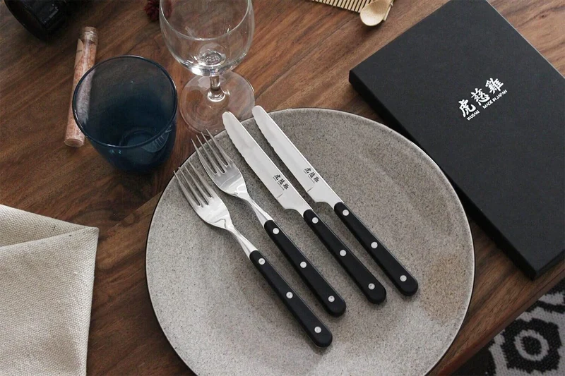Coffret de table Wusaki 2 couteaux à steak à bout rond + 2 fourchettes