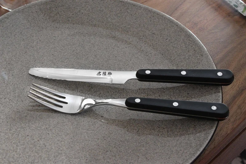 Coffret de table Wusaki 2 couteaux à steak à bout rond + 2 fourchettes