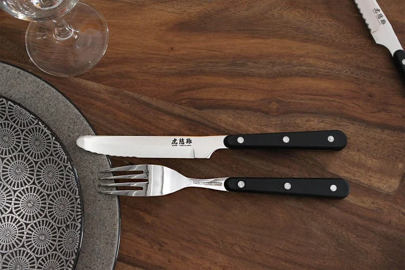 Coffret de table Wusaki 2 couteaux à steak à bout rond + 2 fourchettes