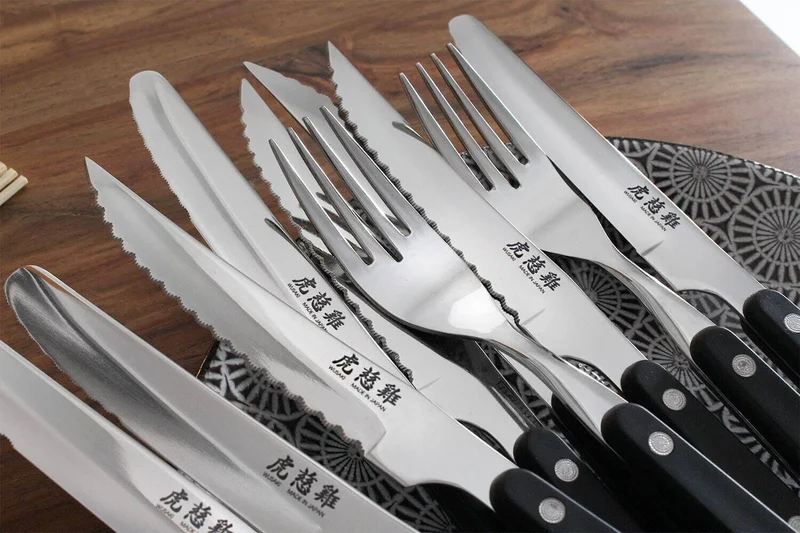 Coffret de table Wusaki 2 couteaux à steak à bout rond + 2 fourchettes