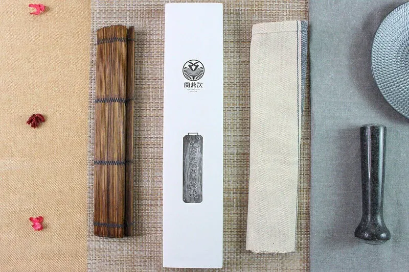 Couteau santoku japonais Kanetsugu Zuiun acier SPG2 damas 18cm