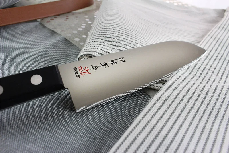 Couteau santoku japonais Kanetsugu Rev 21 lame 13.5cm micro dentée
