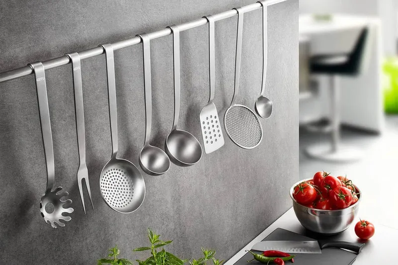 Spatule ajourée Gefu Baseline acier inox 32.7cm
