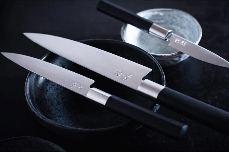Bloc en chêne avec 8 couteaux japonais Kai Wasabi Black
