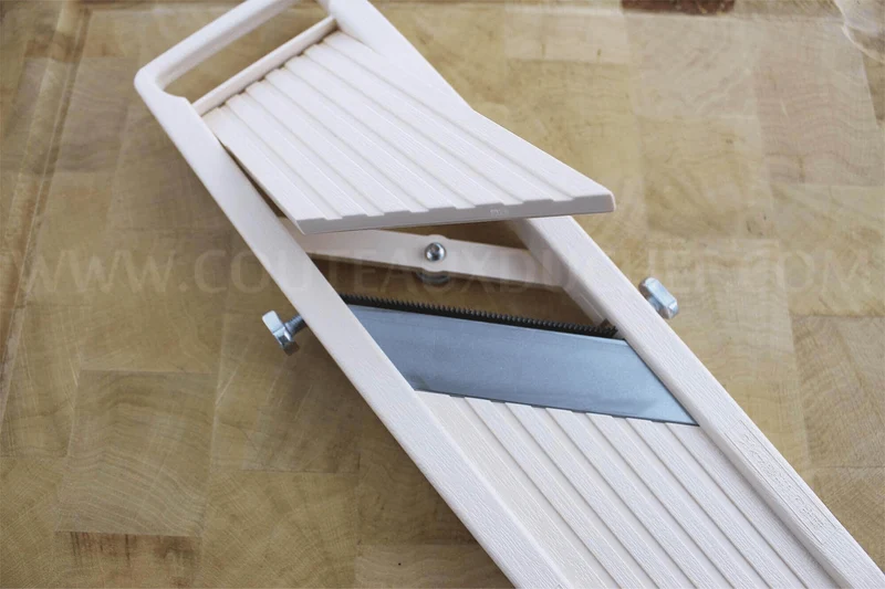 Mandoline japonaise professionnelle Benriner 3 lames couloir 6.5cm + poussoir et bac