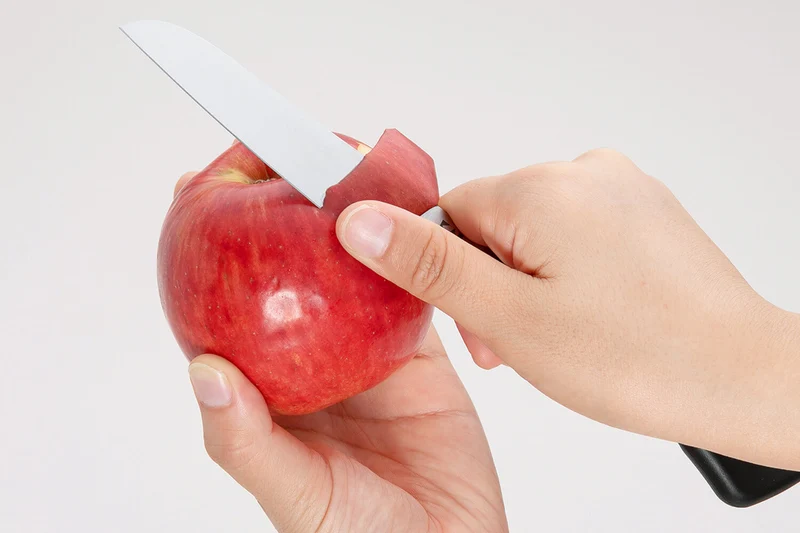 Couteau Kai Select pour fruits et légumes lame 12cm et manche noir + protège lame