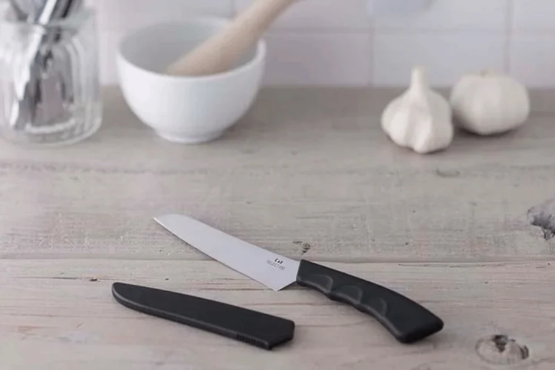 Couteau Kai Select pour fruits et légumes lame 12cm et manche noir + protège lame