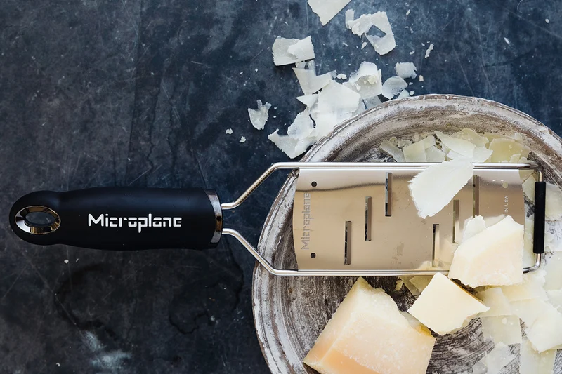 Râpe Microplane Gourmet coupe large manche noir