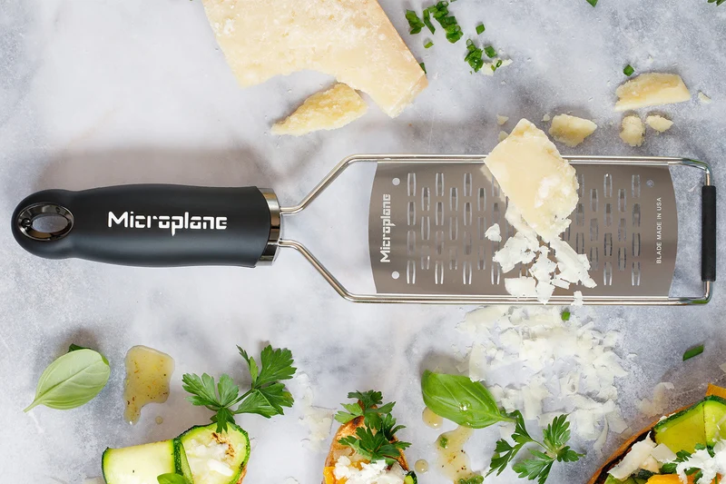 Râpe Microplane Gourmet double tranchant manche noir
