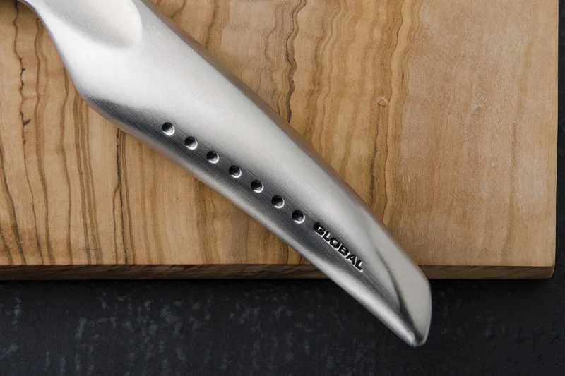 Couteau universel japonais Global Sai M02 lame martelée 14cm