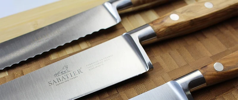 Couteau universel SABATIER Provençao 100% forgé dentelé 12cm en olivier