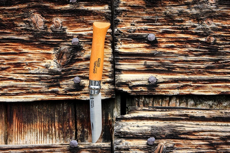 Couteau Opinel Tradition Carbone n°10 lame 10cm manche hêtre + virole tournante