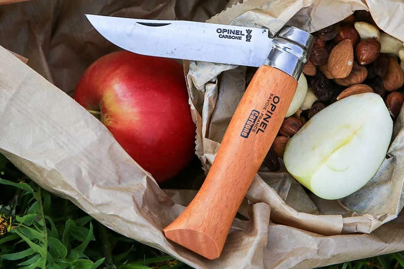 Couteau Opinel Tradition Carbone n°10 lame 10cm manche hêtre + virole tournante